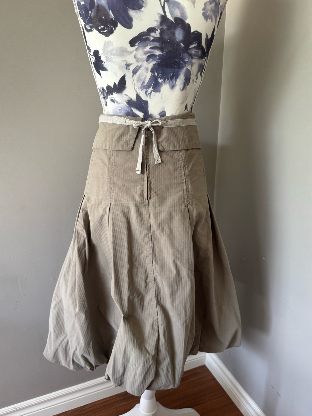 SUB.R High-Waist A-Line Bubble Hem Midi Skirt in Khaki - Picture 5 of 10